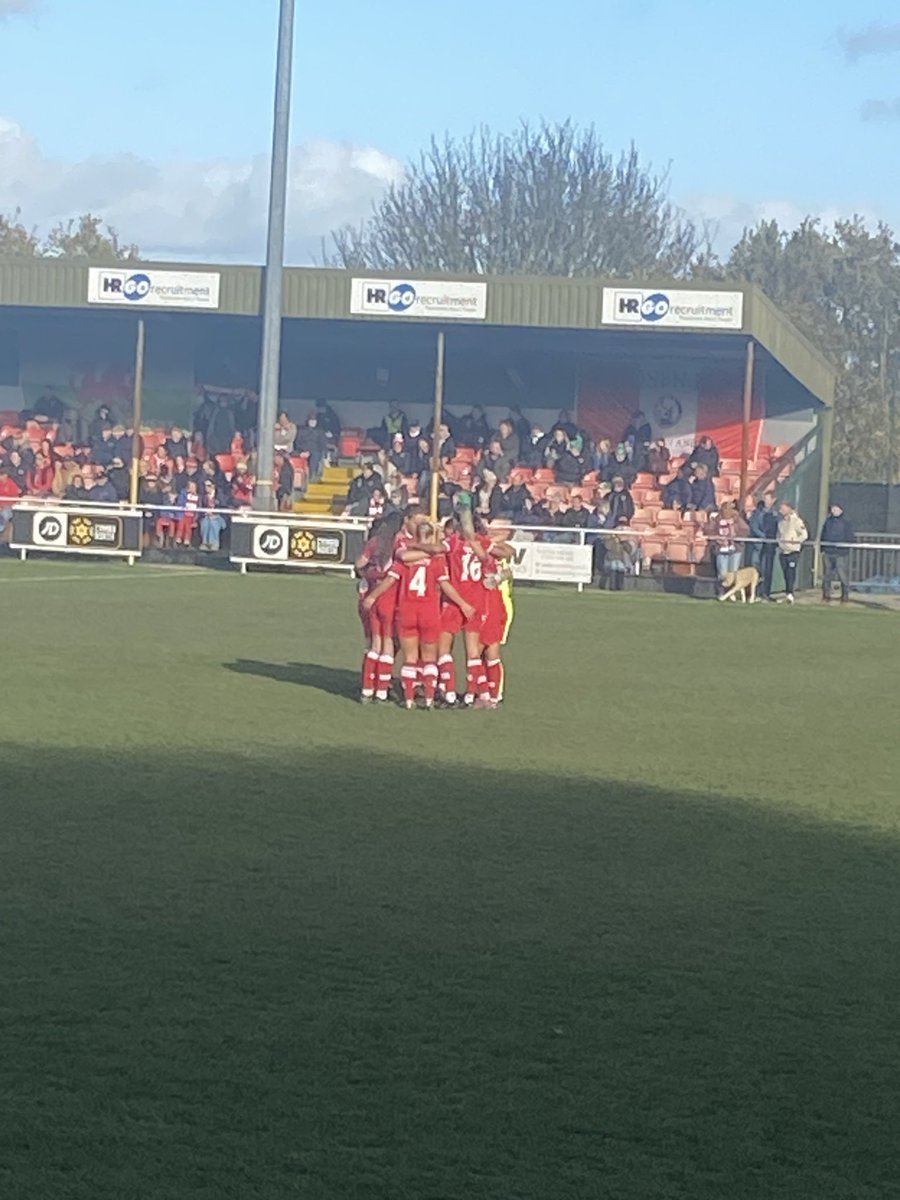 LukeSaunde1572's tweet image. Half time at The Globe, good first half and 1-0 to Wrexham, come on Wrexham🔴⚪️