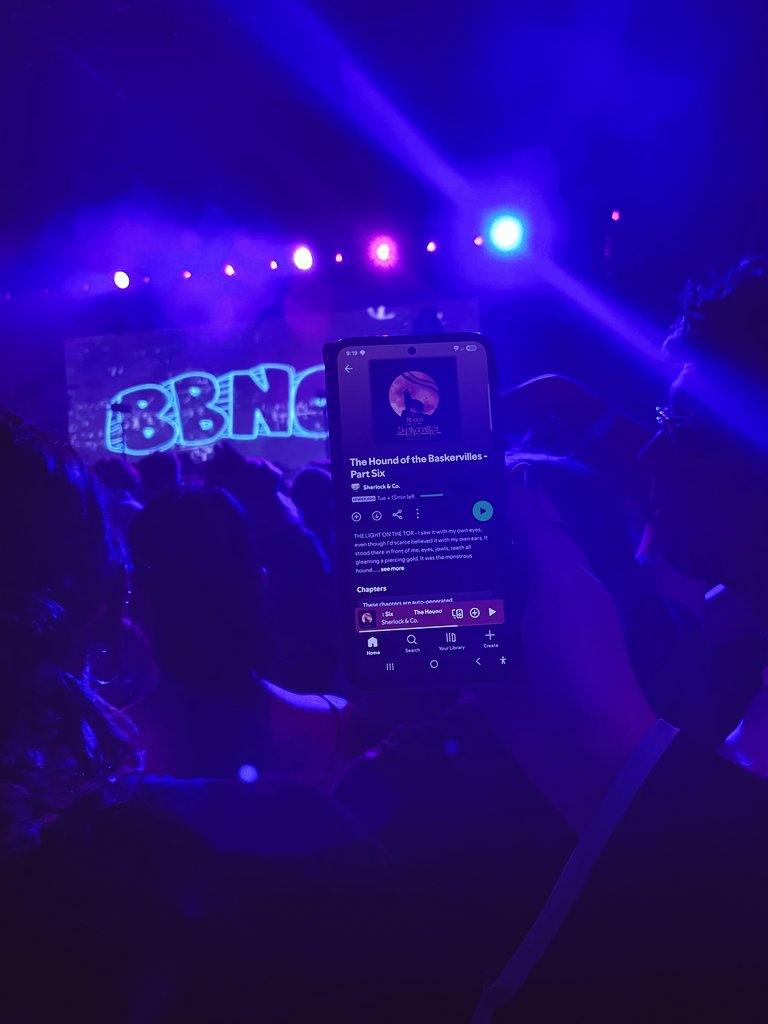 Lazagna101's tweet image. @DocJWatsonMD this concert kinda boring. #sherlockandco