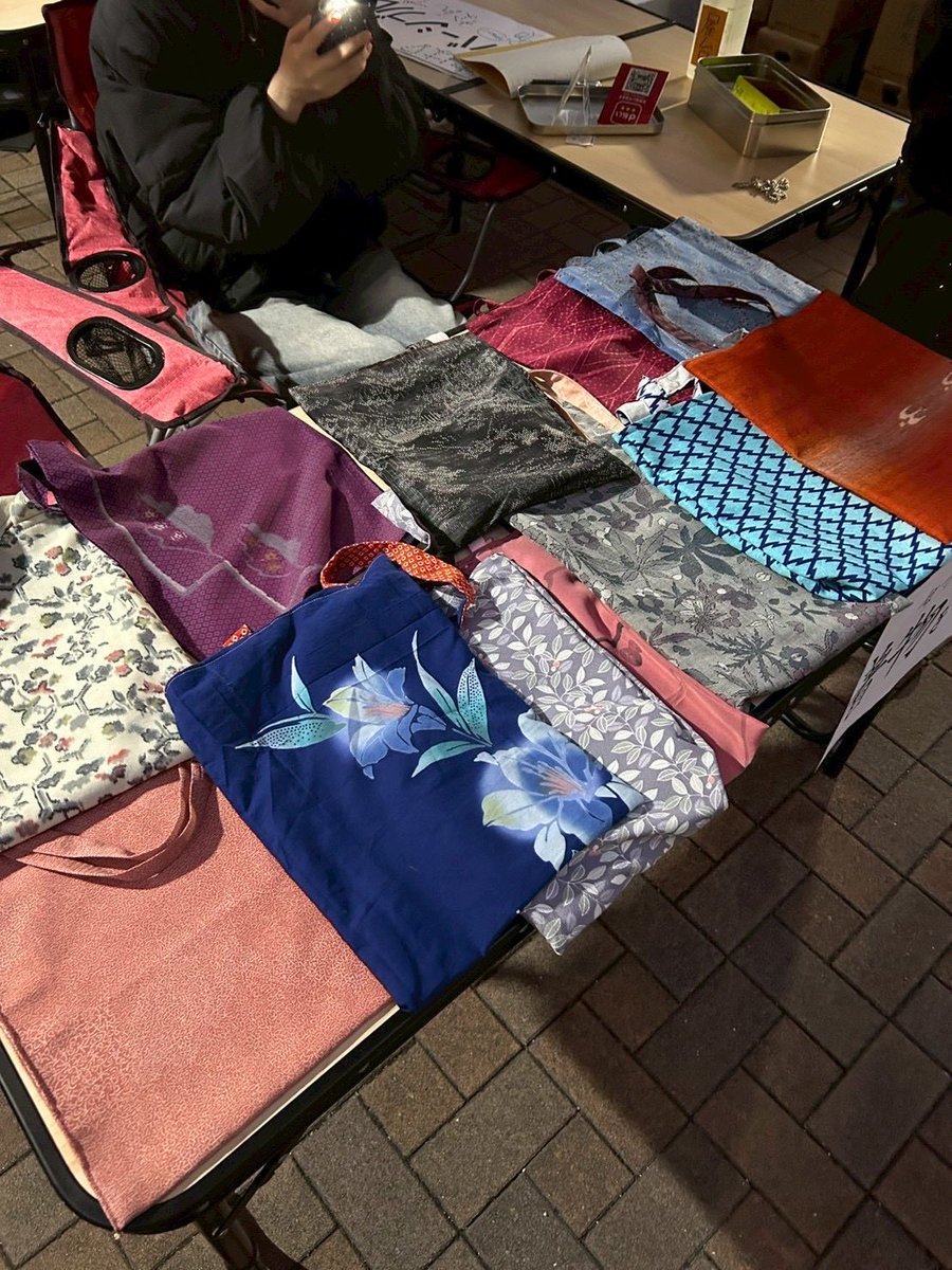 震災の影響で捨てるはずの能登のお母さん達の着物レスキュー。
次の世代に紡ぐ意味
瓦礫撤去やシート張りでは無いけれど。
こーして、活動して行ける事に感謝して。
今後も継続的に携わって行けたらと思います。

  #門前町
 #復興応援隊
 #のととも
 #近畿大学