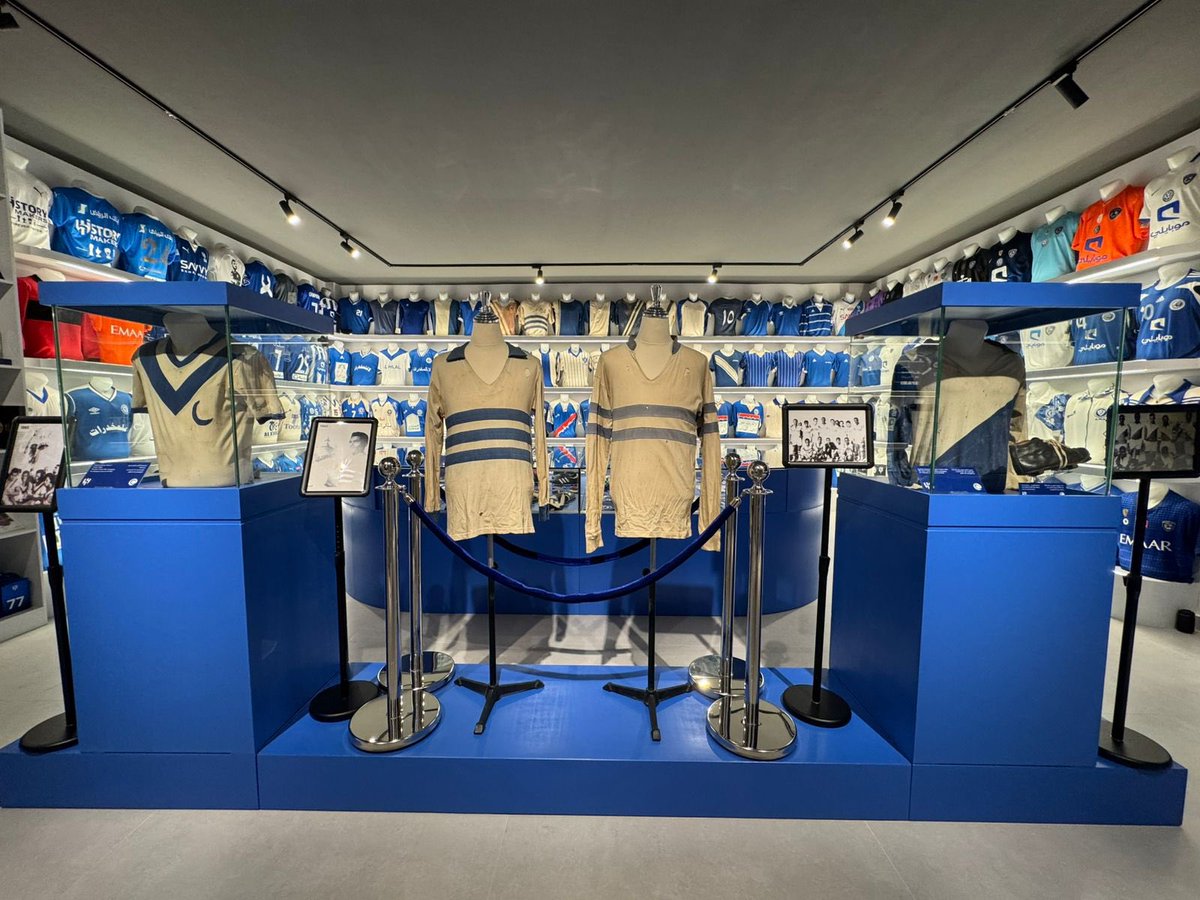 من اليمين اول تيشيرت في تاريخ النادي بإسم الأولومبي عام 1957  ثاني تيشيرت اول تيشيرت ب اسم الهلال عام 1958 ثالث تيشيرت عام ١٣٨١ اللذي حقق في الهلال ابو بطوله رابع تيشيرت عام ١٣٨٤ اللذي حقق فيه الهلال بطوله ولي العهد و كاس الملك
المصدر متحف الزعيم الخاص للإبن عبدالرحمن بن محمد