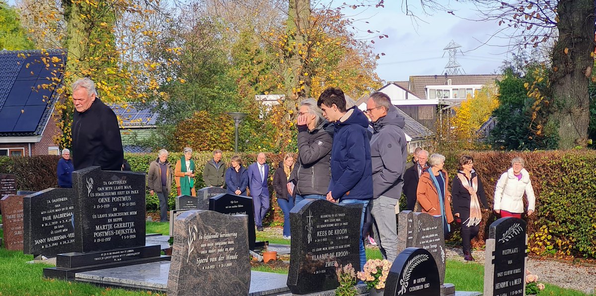 Vandaag werden in de gedenkdienst te #Wirdum 15 namen genoemd van dorpsgenoten die overleden zijn. Voor ieder van hen werd een kaars aangestoken. 
Een kort verslag en foto's van deze dienst vind u op kerkinwirdum.nl. 
Wij wensen jullie een gezegende zondag toe.
#Tsjerke