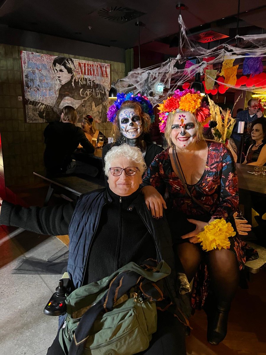 Doğrusu ya cadılar bayramına yamuk bakıyordum .Geçen sene Viyanada jazz otelde cadılar bayramı kutlamaları dahılınde bır partıye denk geldım.Muhteşem kostumler ve dans çok guzeldi bakış açım tamamen degişti😄😄