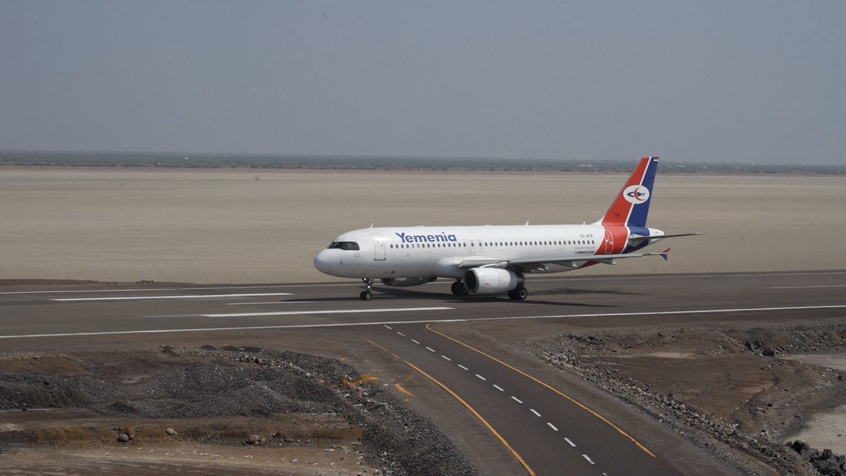 أول طائرة للخطوط الجوية اليمنية تهبط في مطار المخا الدولي.