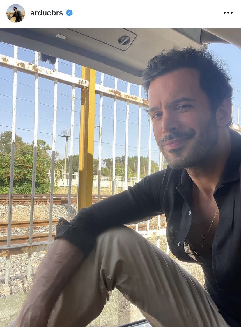 _tarafsizmuzik's tweet image. Ülkemizde devamlı her alanda kadınları eleştiriyoruz. Giyiminden, oyunculuğuna, sesinden, söylemine kadar. Peki Kerem Bürsin, Barış Arduç, Burak Yörük ve İlhan Şen’in mimik bile yapamadığı berbat oyunculukları ile milyonlar kazandıklarını neden konuşmuyoruz?