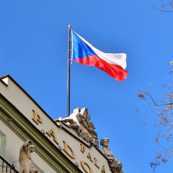 capTercio's tweet image. República Checa aprobó una reforma que prohíbe la propaganda comunista, equiparándola legalmente con el nazismo. La ley prevé hasta 5 años de cárcel por promover ideologías que atenten contra derechos fundamentales o inciten al odio.
Quiero la misma ley en España.
¿Y vosotros?