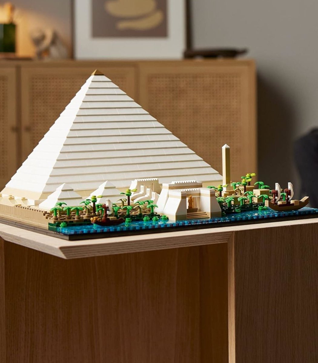 AlertaNews24's tweet image. 🇪🇬🇩🇰 | El ministro danés Lars Løkke Rasmussen regaló al canciller egipcio Badr Abdelatty una maqueta LEGO de la Gran Pirámide de Guiza durante la inauguración del Gran Museo Egipcio. El gesto simbólico causó furor en redes por la alegría del ministro egipcio.