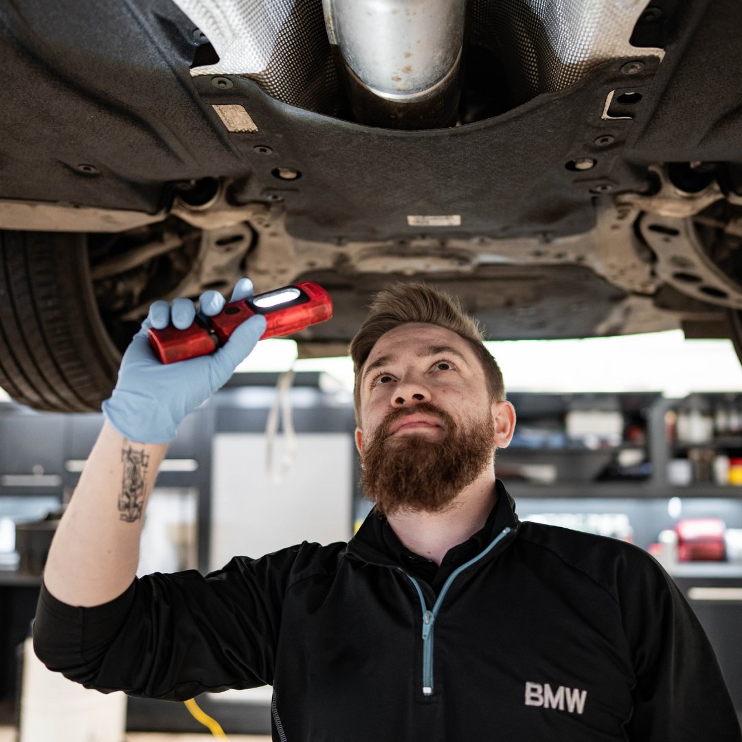 LookersGroup's tweet image. We know MOTs can be stressful, so we want to make it simple. 🔧  

Our expert team will carry out your MOT quickly &amp;amp; thoroughly, so you can drive away knowing your car’s road ready. 🚗  

Book now: ow.ly/ZbBh50Xb9y3 

#LookersMOT #LookersServicing