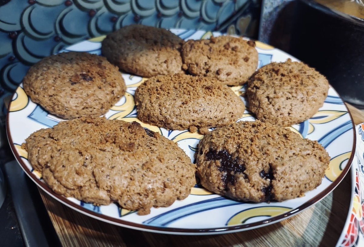 OuraniaVarsou's tweet photo. Today’s Sunday bake is toffee cookies with a hidden caramel centre 🍪✨that are 100% vegan! 🌱 Egg swapped for soaked chia seeds, plus oat milk and vegan butter 🤤🙌
#VeganBaking #SundayBake #PlantBasedTreats #CookieMagic https://t.co/LCDpsaGGBx