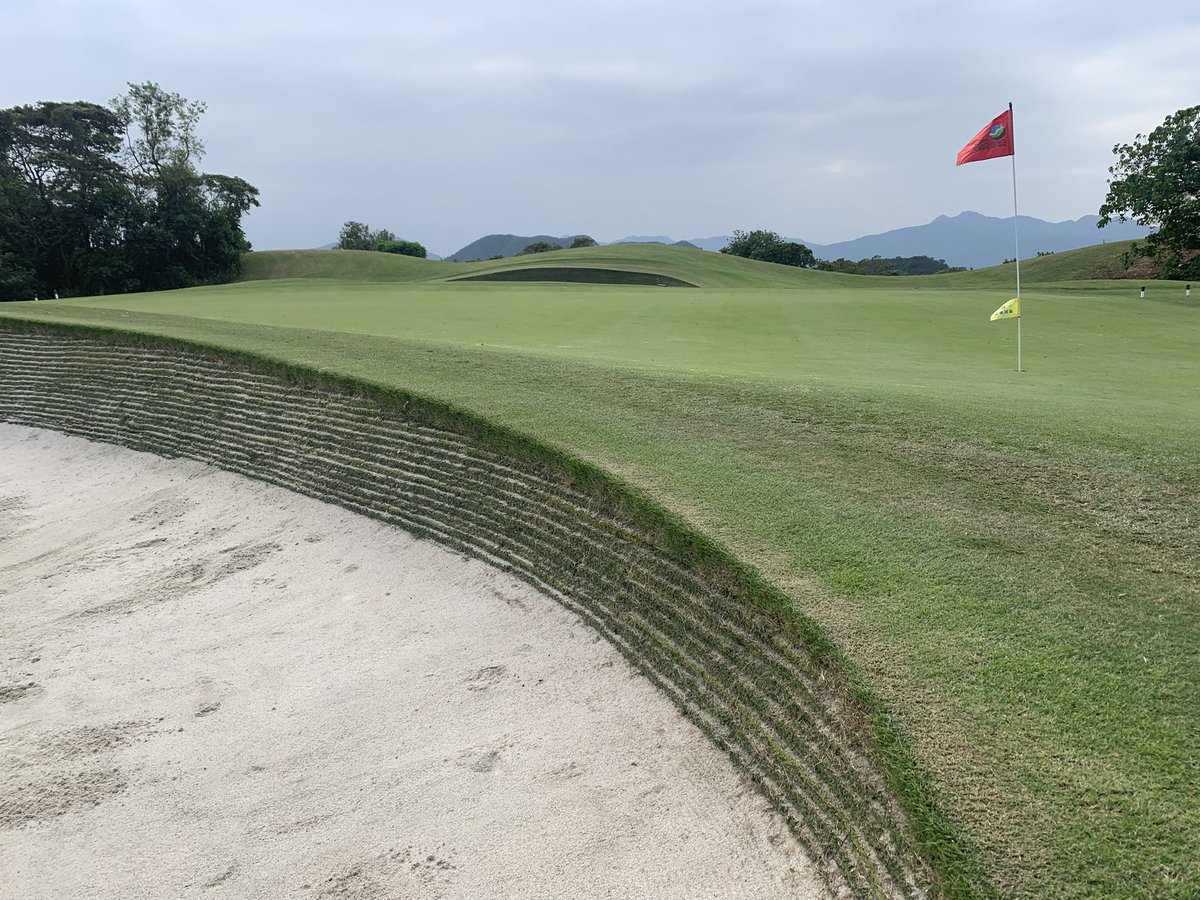 EcoBunkerLtd's tweet photo. Bunker heaven at Kau Sai Chau , Public Golf Course, Hong Kong. Creators: Steven MacFarlane (architect) and Darren Moseley  (Golf Course Builder). #builditonce https://t.co/SAO3eAHJPx