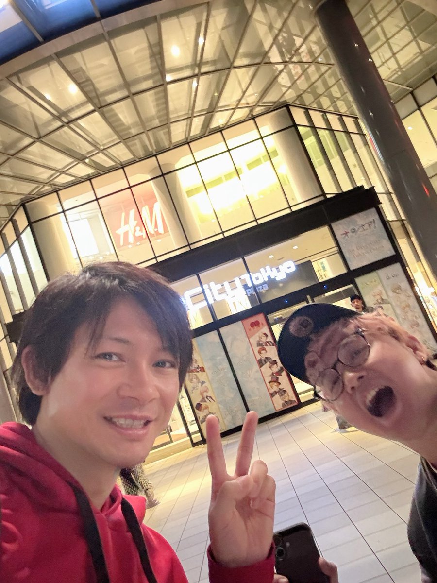 KITAPONG's tweet photo. お誘いいただき今宵は #スーパー戦隊魂2025 へ、田上敏嗣くん(@s_monki_z)とご一緒してきました😊
戦隊シンガーの皆さんの熱量に圧倒されっぱなしのハンパない濃密な3時間強のスーパーライブ💡
アコースティックコーナーでは思わず涙が(;_;)
沢山の元気と笑顔、感動をありがとうございました😆🙏✨ https://t.co/4jfhiHljVU