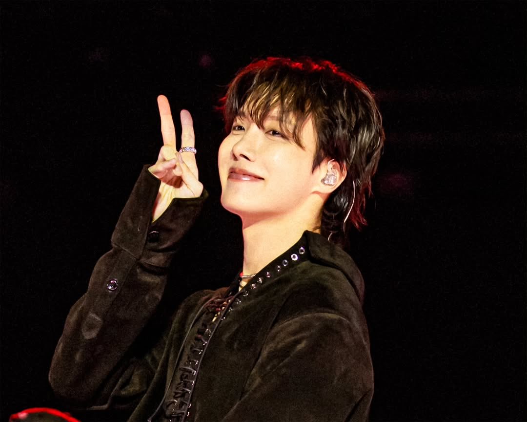 VoteWithARMY's tweet image. 💬 or 🔁
I’m voting #JHOPE for #2025MAMAVOTE
⚠️ 1 vote per day per account
🔴 RTs, replies and posts count