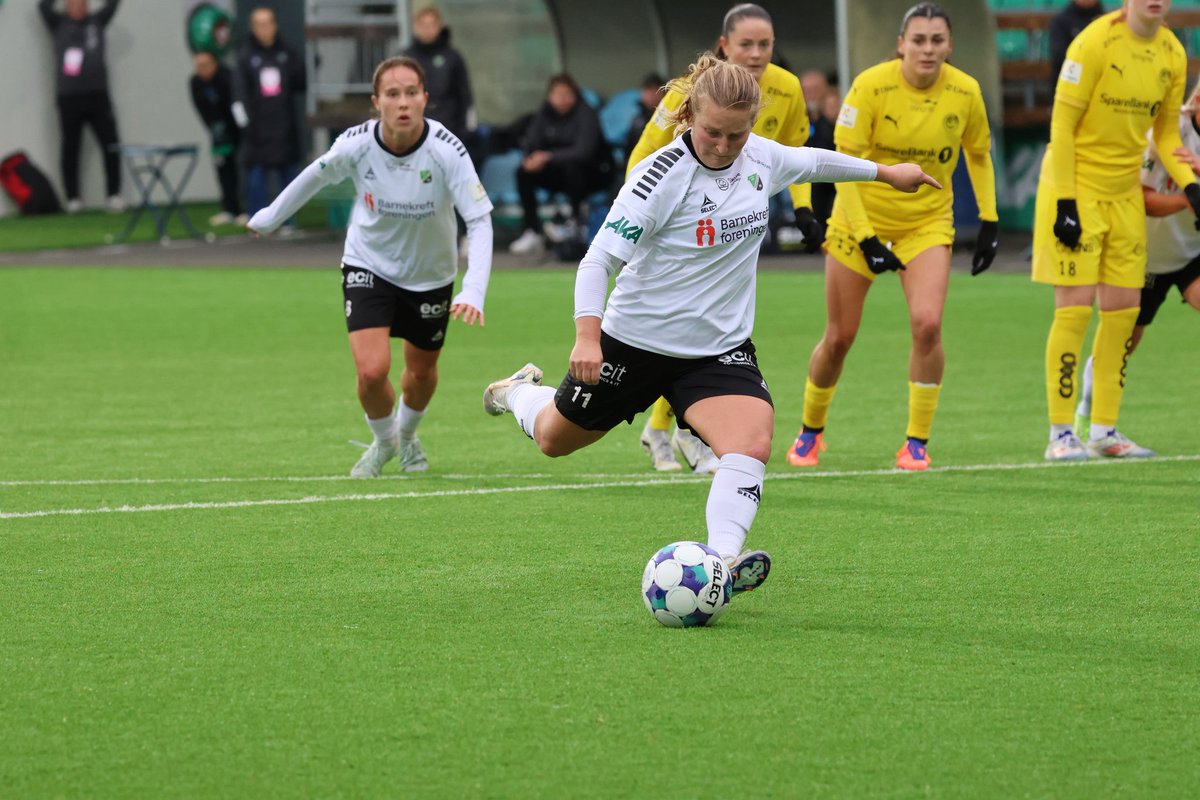 HonefossBK's tweet image. honefossbk.no/a-lag-kvinner/…
Hønefoss BK sikret Toppseriespill også i 2026
For en kamp på AKA Arena! Våre damer leverte en underholdende fotballettermiddag da de slo Bodø/Glimt 3–2, og med det sikret seg plass i Toppserien også neste sesong – vår andre på øverste nivå.
#VierHBK
