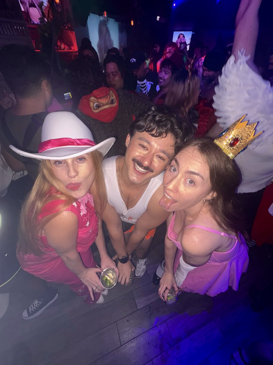 cnagaks's tweet photo. Welcome to Himbo Hooters 🦉 https://t.co/AO5VlHuAOc