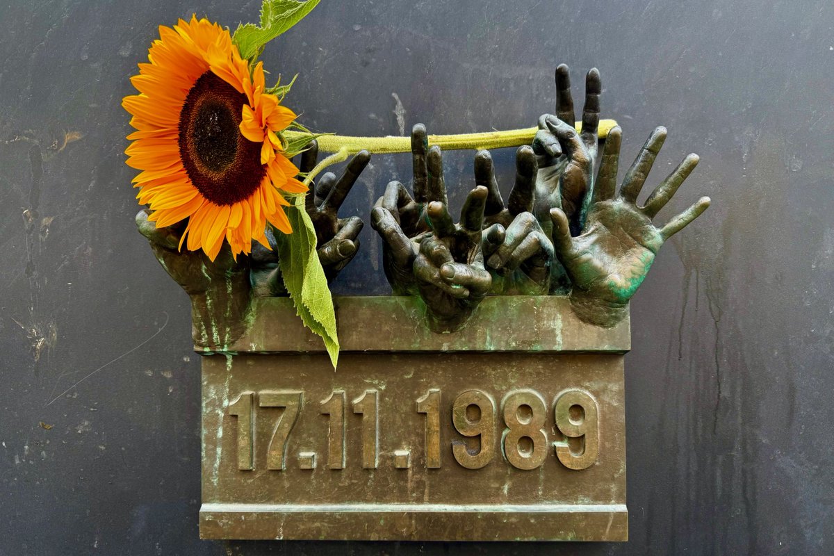 17. listopad na Národní třídě v Praze ✌ 

Česká advokátní komora <a href="/CAK_cz/">ČAK</a> už počtvrté pro advokátní veřejnost, složky záchranného systému a představitele veřejného života 17. listopadu 2025 otevře chill-out lounge v Kaňkově paláci.

Společně s Knihovna Václava Havla <a href="/KnihovnaVH/">KnihovnaVáclavaHavla</a>