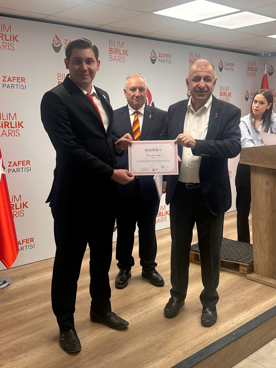 Zafer Partisi Genel Merkezinde düzenlenen Zafer Akademisi ve Siyaset Okulu Programını başarıyla tamamladım.
Verimli ve ufuk açıcı geçen programın ardından, sertifikamı Genel Başkanımız Prof. Dr. Ümit Özdağ’ın elinden alma onurunu yaşadım.
<a href="/umitozdag/">Ümit Özdağ</a> 
<a href="/HakanAksit34/">Hakan Akşit</a> 
<a href="/sancarsenoll/">𝐒𝐚𝐧𝐜𝐚𝐫 Ş𝐞𝐧𝐨𝐥</a>