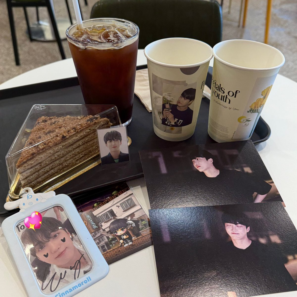 #Petals_of_Youth

예이니를 닮아 따뜻한 공간🌻
오랜만에 보는 사진들에 추억이 새록새록💕