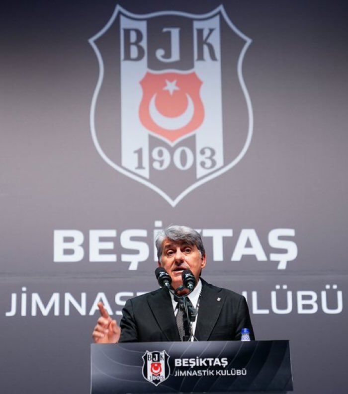 HaberBesiktas's tweet photo. 🔥Taraftarlarımız #AdalıHükümsüzdür tagı altında Serdal Adalı'nın istifasını istiyor. https://t.co/BooFv3ZEHu
