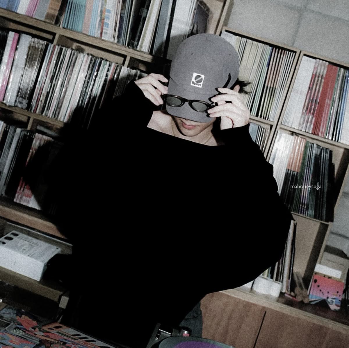 v_iennnetz_i's tweet image. #taekookau where

kim tae is a famous “faceless” game streamer for his atrocious gameplay, somehow always got himself in situations no one ever thinks about.

and there is jungkook, a known gamer on twitch, who is completely whipped for the no-skill just pretty voice streamer.