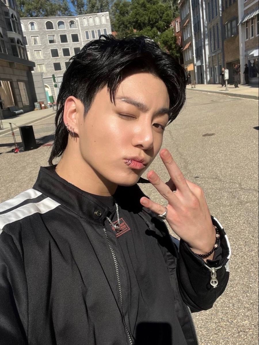 v_iennnetz_i's tweet image. #taekookau where

kim tae is a famous “faceless” game streamer for his atrocious gameplay, somehow always got himself in situations no one ever thinks about.

and there is jungkook, a known gamer on twitch, who is completely whipped for the no-skill just pretty voice streamer.