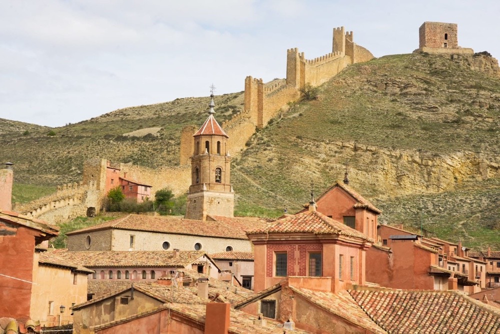 [NUEVO] Albarracín en #Teruel con su arquitectura medieval es uno de #LosPueblosMasBonitosdeEspaña No te pierdas la Casa de la Julianeta, la Plaza Mayor, las casonas, las murallas o sus miradores <a href="/LosPueblosmbe/">Pueblos más bonitos</a> <a href="/aragonturismo/">Turismo de Aragón</a> <a href="/aetsa/">TurismoAlbarracin</a> <a href="/SienteTeruelDPT/">SienteTeruelDPT</a>  ➡️vagamundosviajeros.com/espana-aragon-…