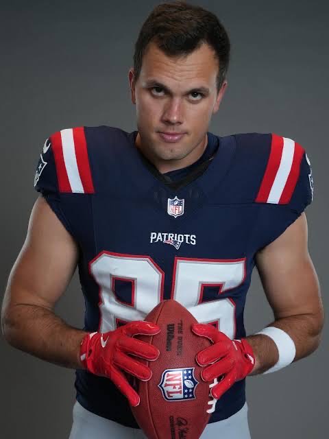 feenieprops's tweet photo. NFL Week 9 Play #1🏈

Hunter Henry Under 5 Targets ⭐️

Under 1/1 Against the Falcons ✅

Good player in this patriots offense but he’s going up against another nightmare matchup against the Falcons who are strong against TE’s 

Drake Maye also doesn’t throw the ball much on games the Patriots are projected to win giving Henry a downward trend in targets. 

Also being in an offense with Boutte and Diggs this past month, the targets have stayed consistently under 

🔬:@propsdotcash 

❤️=Tailing

#PrizePicksNFL #PrizePicks #NFL #GamblingX
