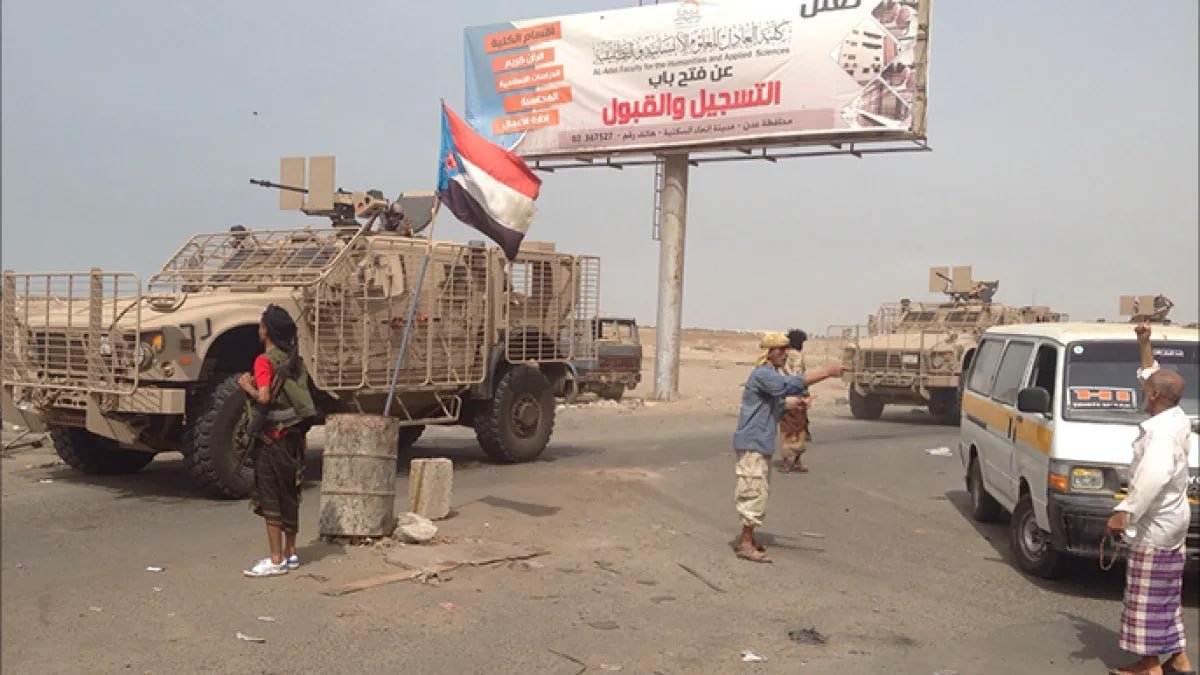 مليشيا الإحتلال تحول الطرق العامة والنقاط العسكرية في المحافظات اليمنية المحتلة إلى أوكار إرهـ ،ابية لممارسة النهب والسلب والإعتقالات والإختطافات والتصفيات تحت لافتة الأمن
وهو ما جعل من السفر مغامرة محفوفة بالمخاطر ومن مطار عدن عنوانا للفوضى.
#مطار_عدن_غير_آمن