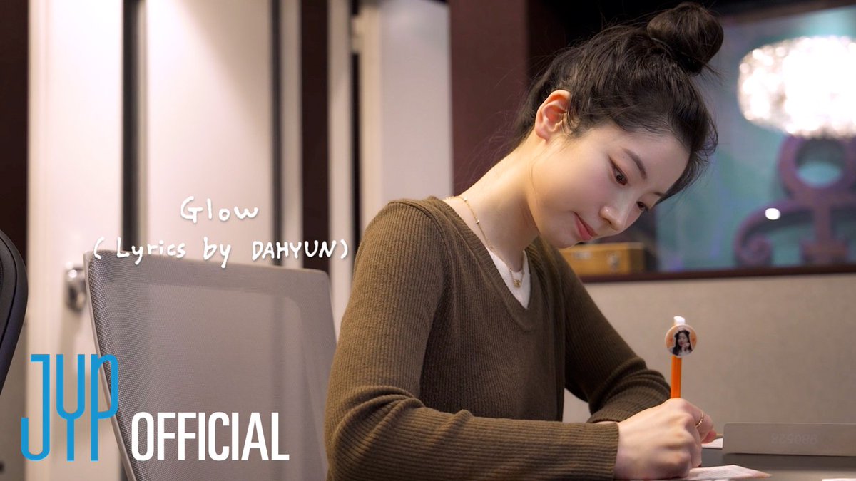 oncetwicebra's tweet photo. Para comemorar o aniversário do ONCE, nossa #DAHYUN nos presenteou cantando "Glow" no qual ela escreveu a letra. 🥹

Confira no YouTube:
🔗:https://t.co/ioI6vJmMzQ

#TWICE #트와이스 @JYPETWICE https://t.co/qiU1y9GLGv