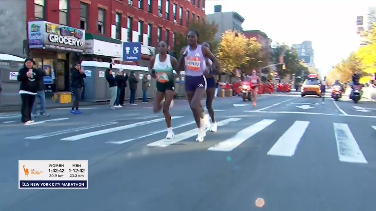 Fastest 5K-split in todays' race, so far, <a href="/SifanHassan/">Sifan Hassan</a> 15:55, 25-30K #NYCM