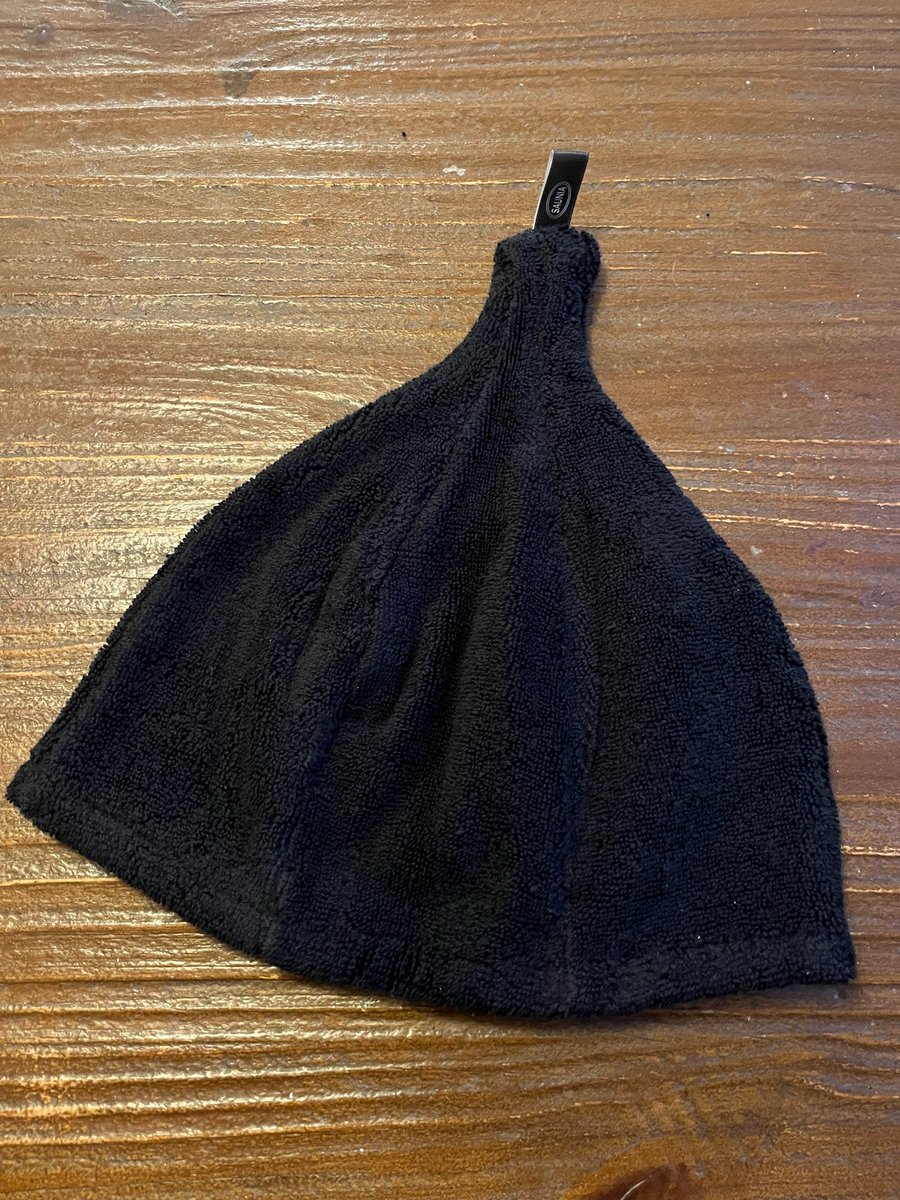 Min gamla bastuhatt var så välanvänd att det hade blivit hål i den. Så jag har köpt en ny. 

Den förhindrar överhettning, skyddar håret och gör att man kan vistas längre i bastun för att maxxa häslofördelarna. 

Bonus: Wahmen finner en oemotståndlig när man har den på sig.