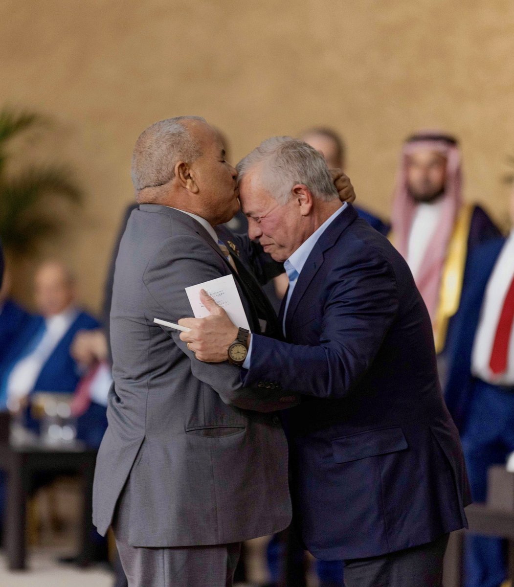 mutasemrmomani's tweet photo. جلالة الملك اليوم في الكرك 
نرى في يد جلالته ورقة وقلم وأرى بأنها رسالة لكل مسؤول لا يقوم بواجبة على أكمل وجه .

والصورة أمامكم تعبر عن علاقة الشعب بالملك وحبهم واعتزازهم فيه وبعمله وبحكمه ، ادام الله الهواشم وادام الله الأردن قويا وشامخا دوما . 

#الكرك https://t.co/cPhYbNapUZ