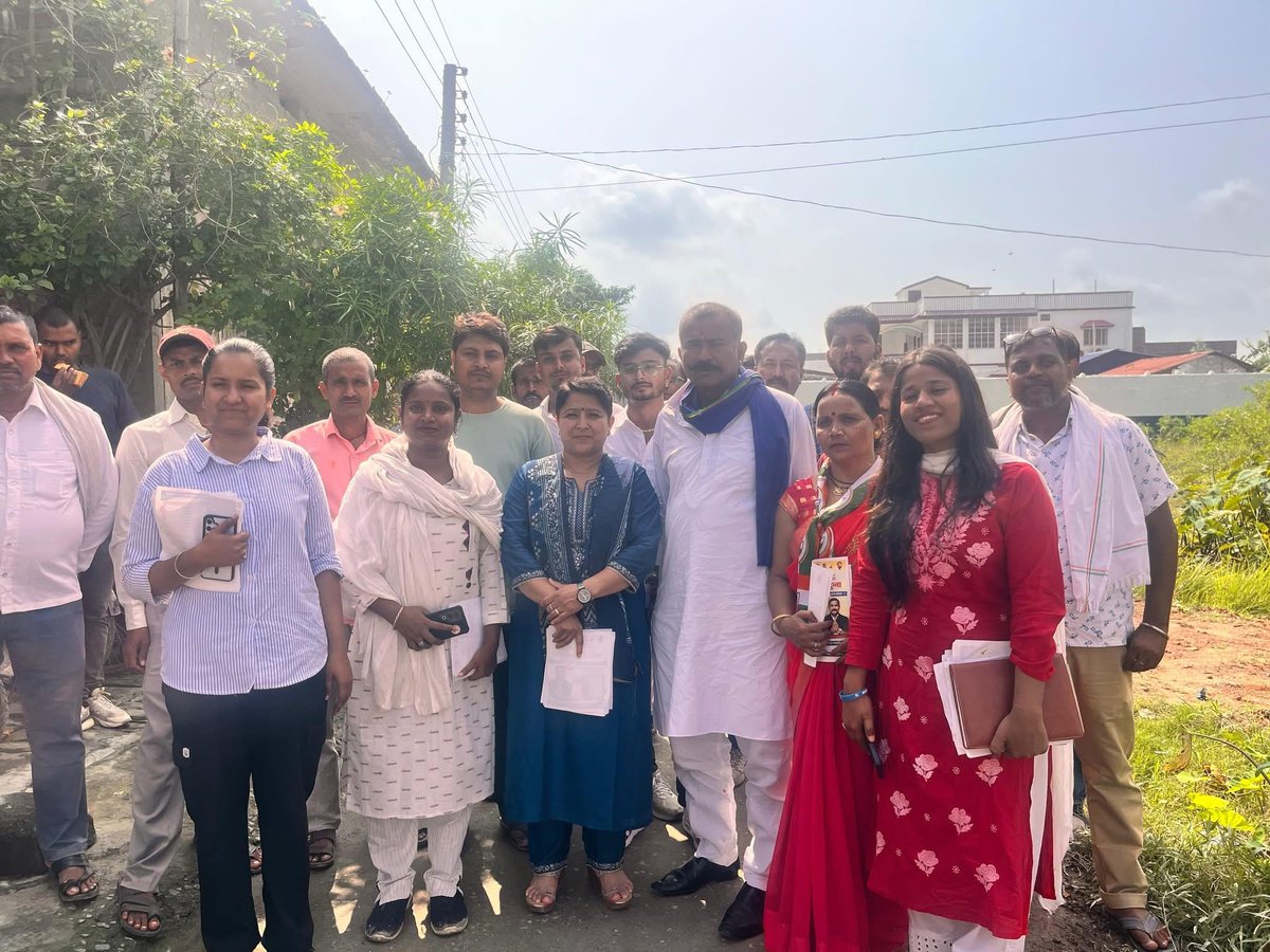 JyotiRautela11's tweet image. आज रीगा विधानसभा क्षेत्र के द्वितीय पंचायत अंतर्गत संग्राम फ़ंदह में कांग्रेस प्रत्याशी, बड़े भाई श्री अमित कुमार टुन्ना जी के लिए डोर टू डोर प्रचार किया और लोगों से वोट देने की अपील की।

#रीगा_का_बेटा
#जनता_का_आशीर्वाद
#DoorToDoor
#AmitKumarTunna