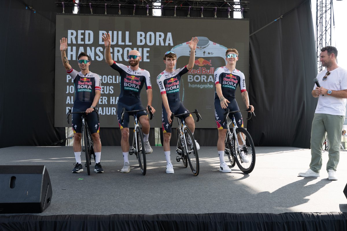 RBH_ProCycling's tweet photo. 🇸🇬 #TDFSG

Off-season? Not quite 💪

Primož Roglič, Alexander Hajek, Romet Pajur and Jordi Meeus took on the @LeTour  EFGH Singapore Criterium this weekend 🇸🇬🚴‍♂️

Jordi came home with 4th. Good fun and racing action in Asia 🌏

__________
📷 A.S.O. / Dean Koh &amp; Thomas Maheux https://t.co/ieH5XsRrKT