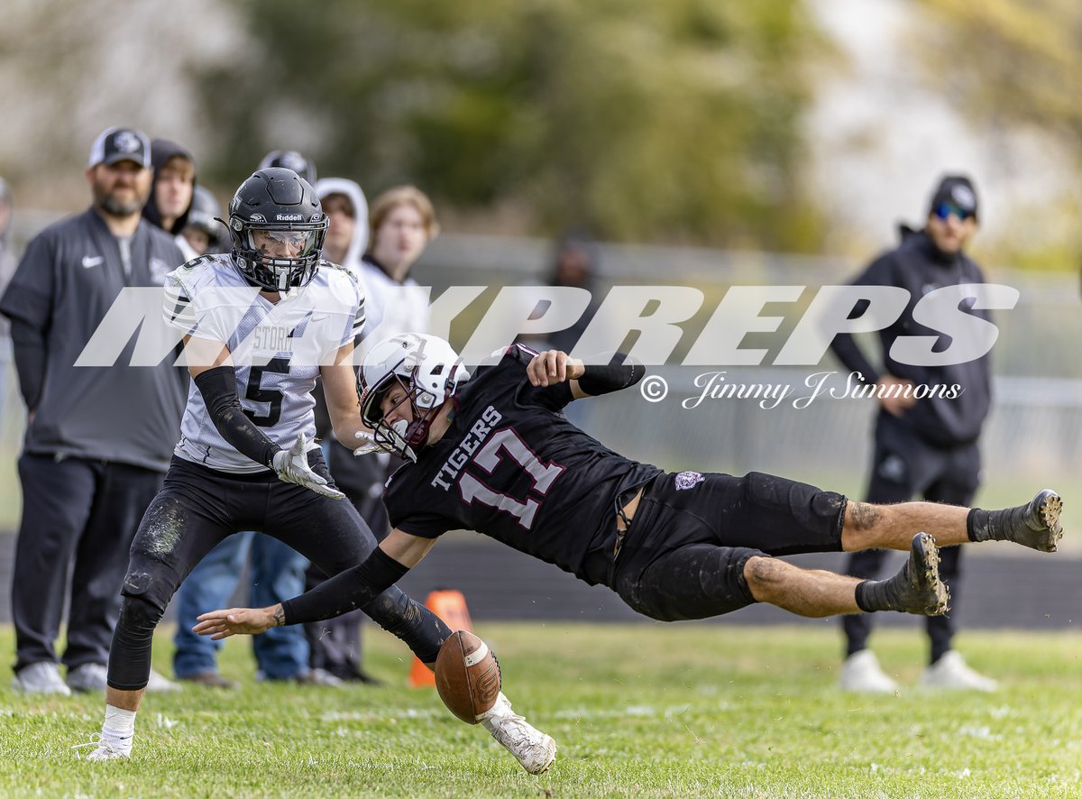Simba426's tweet image. MaxPreps professional images from the @DupoHSFootball game vs @stormfootball17 @Storm27Football @CoachSiefert @ZKlausti5 @DeeganPrater @PrepRedzone @PrepRedzoneIL @stlsportsphoto @tceschman 
Images are available at: bit.ly/3Ln7PA8 Please Retweet. Thanks!