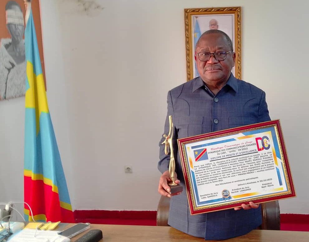 🏆 Le 30 oct. 2025, M. Paul Nsapu Mukulu, président de la CNDH-RDC, a reçu un diplôme de mérite et d’excellence ainsi qu’un trophée de la Dycec et du RJPC pour son engagement exemplaire dans la défense des droits humains en RDC. 🇨🇩 #DroitsHumains #RDC
