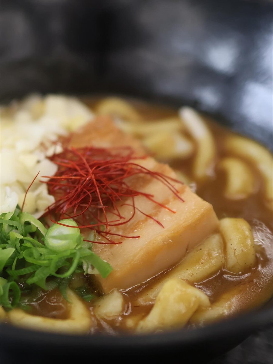 御在所岳の紅葉、山頂は真っ盛りで良かった。人多すぎだけど。寒かったので、名物カレーうどんの暖かさが沁みた🥹