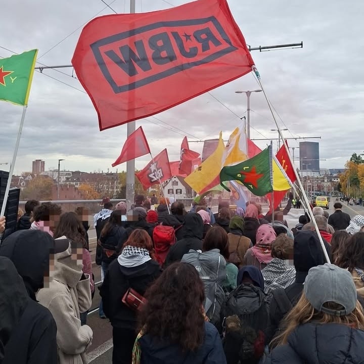 Riseup4rojavaD's tweet image. In Basel zog gestern eine Demo anlässlich des Welt Kobanê Tages durch die Strassen!

Der Widerstand und Sieg in Kobane hat weltweit Hoffnung gegeben. Hoffnung die bis heute anhält und zeigt, eine andere Welt ist möglich! 

Die Rojava Revolution lebt!

#riseup4rojava