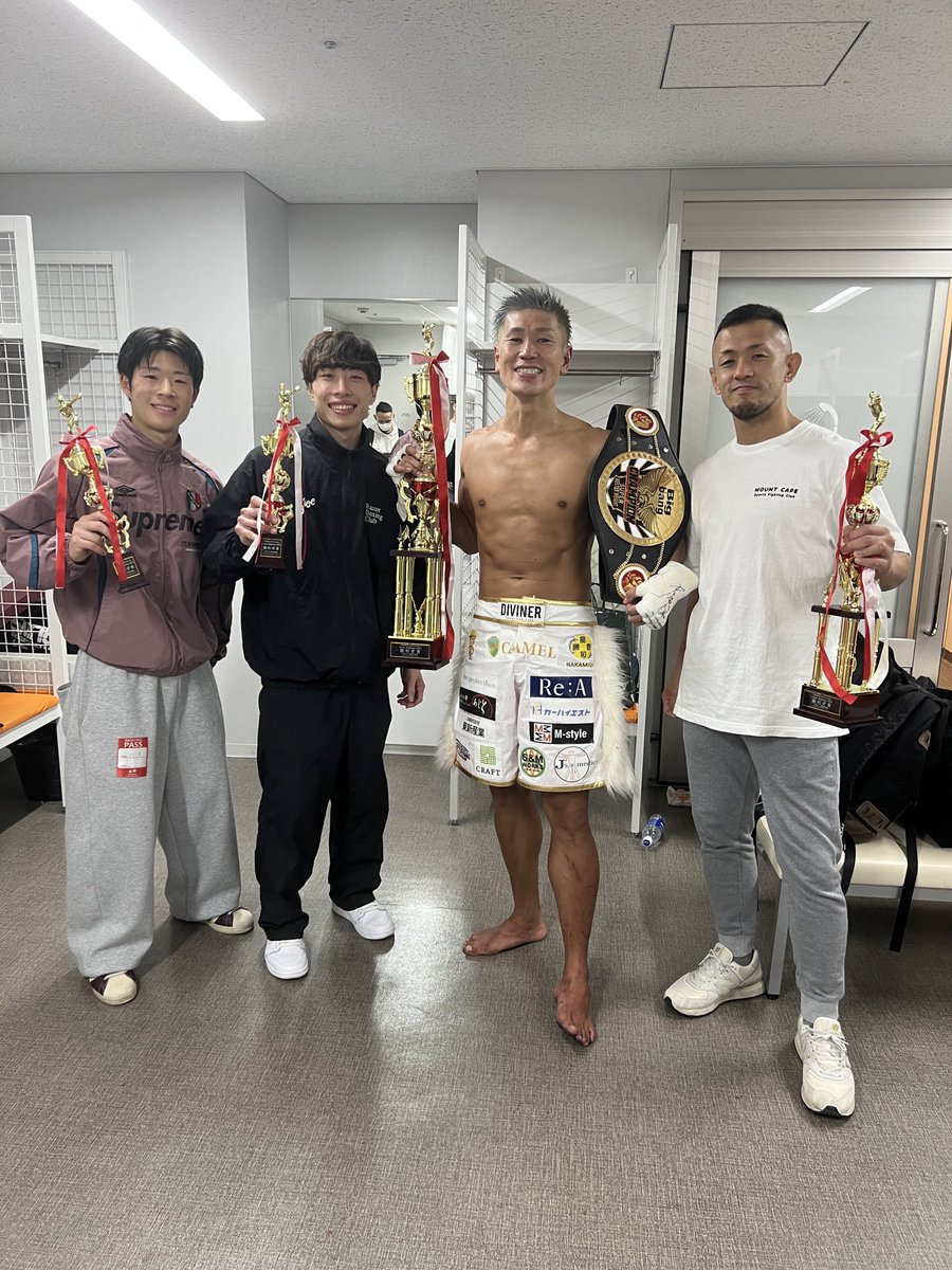 城戸康裕、タイトルマッチ勝利‼️‼️‼️
Bigbangスーパーウェルター級チャンピオンになりました‼️
今日はシルバーウルフの3選手も勝って、みんなで勝利の撮影📷🏆お疲れ様でしたー🤣
#SuperBigbang #城戸康裕　#雨宮空　#藤平琉矢　#山崎陽一　#山崎はマウントケイプだったね　#みんなおめでとう