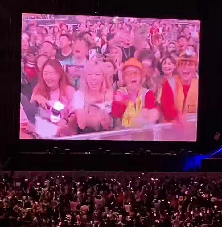 JISOOSIDE__'s tweet image. Omg, two people were cosplaying as Youngjo (newtopia)at the concert! 😭😭!

I hope jisoo saw it 😭!