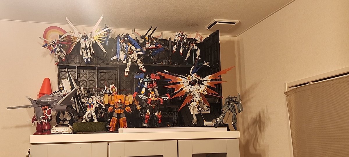 machahiko9822's tweet image. #P9　#プラモデルコンテスト　#ファンタジー　#スチームパンク

P9プラモデルコンテスト
製作　どうしよう😖💧
作ったプラモデルを眺めてみる
ジークアックス　エアリアル　MGSDストフリ　ユニコーンガンダム　RX７８　ファンタジー　FANTASY
アイデアが浮かばない
寝る💤😭💤