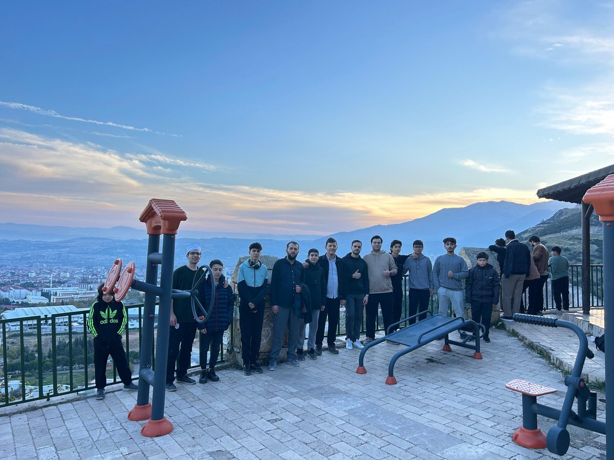 DenizliAGD's tweet image. 🌅 Sabah Namazı ve Doğa Yürüyüşü

Sabah namazında Rabbimize yöneldik, ardından doğanın içinde adım adım huzuru soluduk. 🌿
Günün sonunda dostlarla birlikte paylaşılan sıcak bir sucuk ekmek kahvaltısı da bu güzel vakti taçlandırdı. 🍞🔥