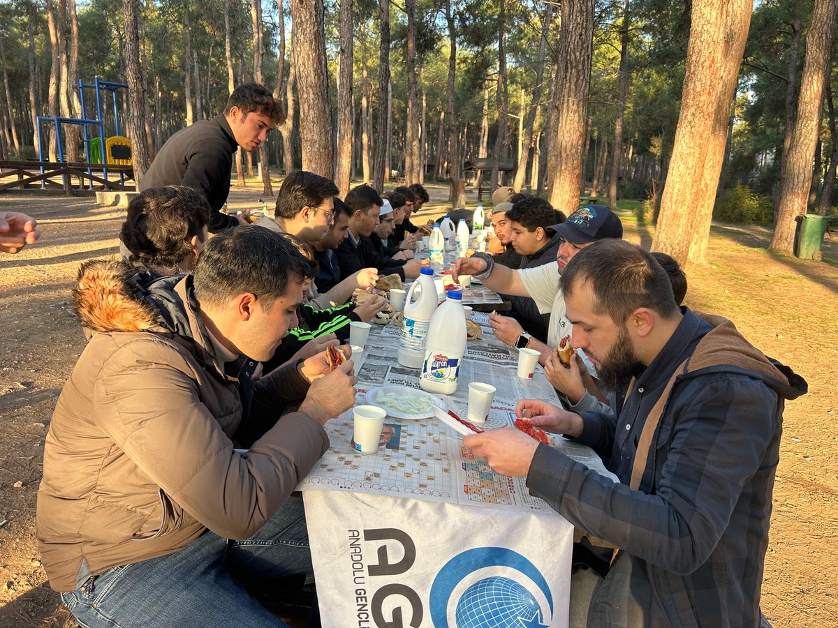 DenizliAGD's tweet image. 🌅 Sabah Namazı ve Doğa Yürüyüşü

Sabah namazında Rabbimize yöneldik, ardından doğanın içinde adım adım huzuru soluduk. 🌿
Günün sonunda dostlarla birlikte paylaşılan sıcak bir sucuk ekmek kahvaltısı da bu güzel vakti taçlandırdı. 🍞🔥