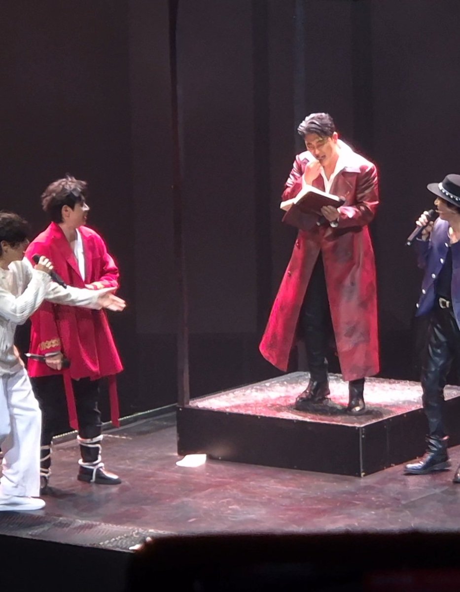 옆으로 살짝 보이는 거대한 빨간망토 아즛시 왜 서성거리냐면 뒤주에서 옥추경 던지는 거 해보고 싶어서 옆에서 사도들이 강강술래를 하든가 말든가 그저 본인만의 옥추경을 찾으심
손가락까지 야무지게 깨물어줌 아 어떻게 영조가 이렇게 웃수저