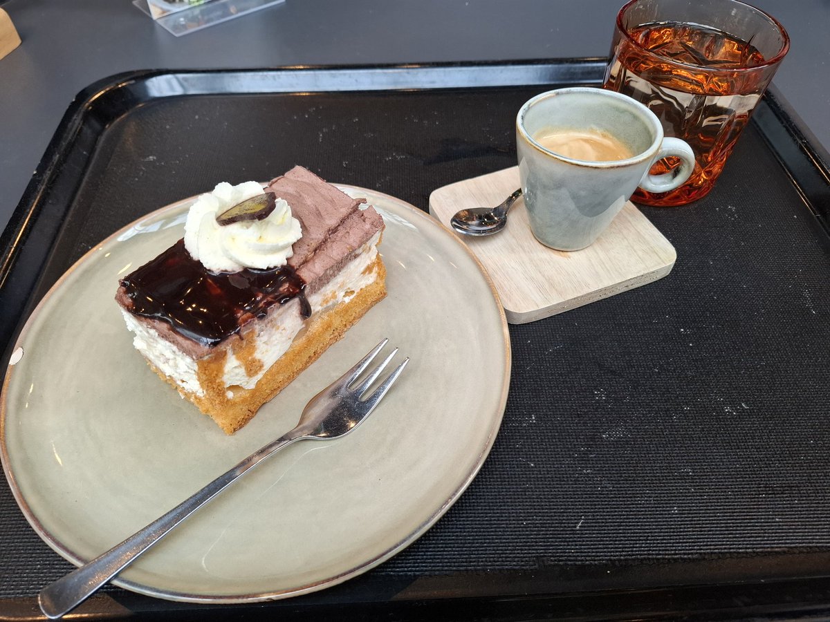 Amchanagi's tweet image. #Espresso und #Kuchen währen die lieber #Partnerin bei #Klukkert einkauft.