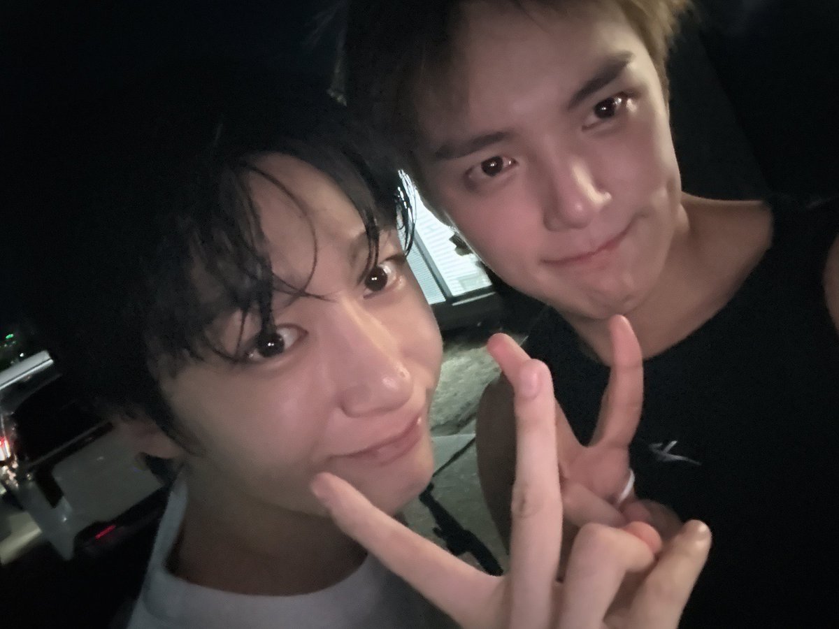 incorrecthh's tweet photo. *sobs* be together for a long time always please my hyunghyuk 

Be happiest today Minmin! https://t.co/AaCE8D1jUd