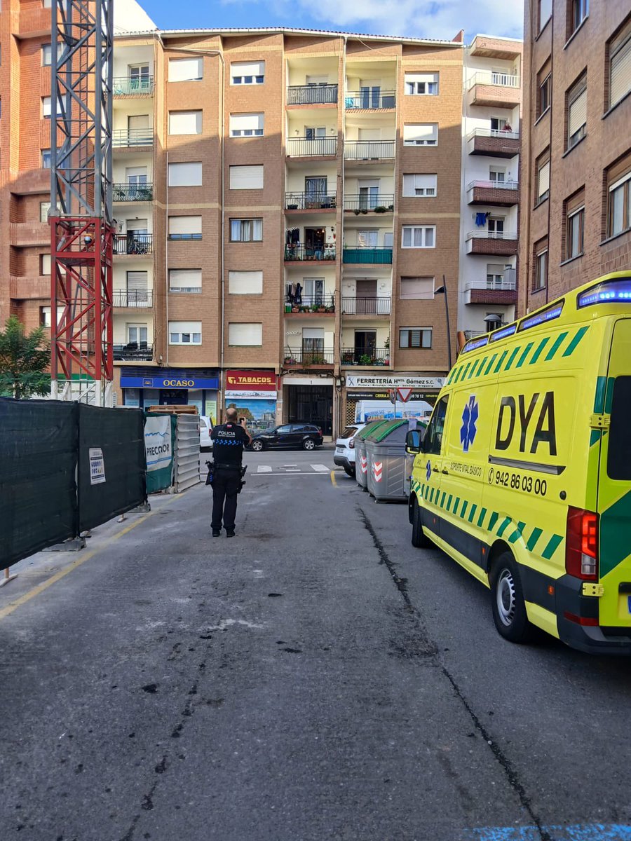14:46 Colisión entre coche y moto en C/ La Ronda de #CastroUrdiales con caída del motorista, intervienen 📞 092 Policía Local y ambulancia SVB #DYA que atiene por lesiones leves y deriva a centro hospitalario por medios propios.