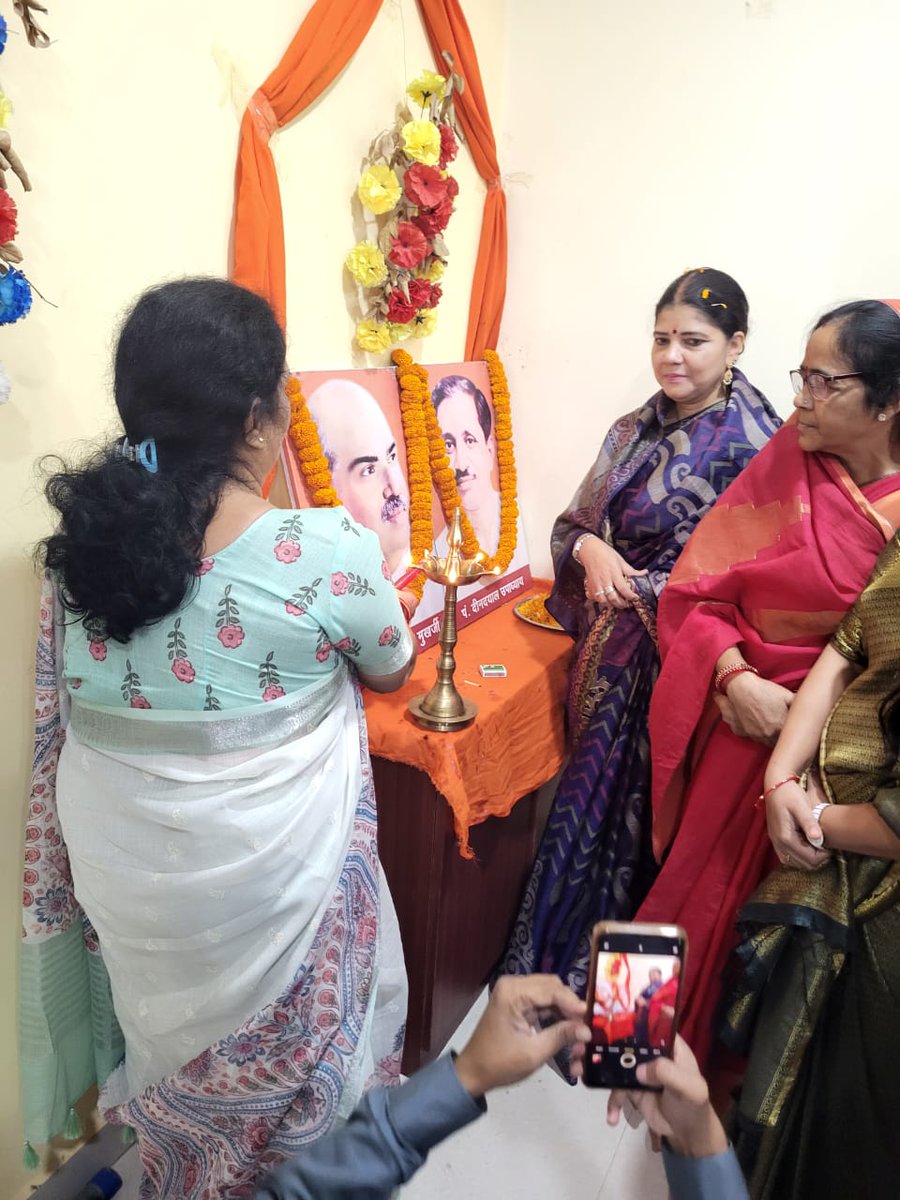 ragini4up's tweet photo. आज भाजपा कार्यालय जौनपुर में आयोजित महिला सम्मेलन में मा. श्रीमती चारु चौधरी जी, उपाध्यक्ष, राज्य महिला आयोग उत्तर प्रदेश मुख्य अतिथि रहीं।

#आत्मनिर्भरभारत #महिलासशक्तिकरण #BJPJaunpur #NariShakti https://t.co/o7r1bdunIM