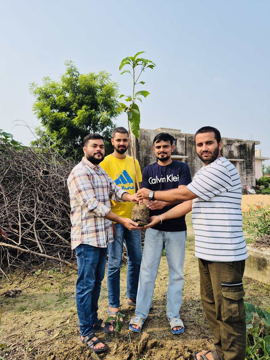 #हर_रविवार_पौधरोपण के क्रम में 242वें रविवार को भवानीपुर ,बैकुंठपुर देवरिया में स्थित ITI कॉलेज में 2आम , 2अशोक व 1नीम के पौधे रोपित किए गए ..कॉलेज प्रशासन ने पौधों के सुरक्षा की जिम्मेदारी ली ! #deoria #green_deoria <a href="/divyamittal_IAS/">Divya Mittal</a> <a href="/DrVNMishraa/">Vijaya Nath Mishra O+</a>