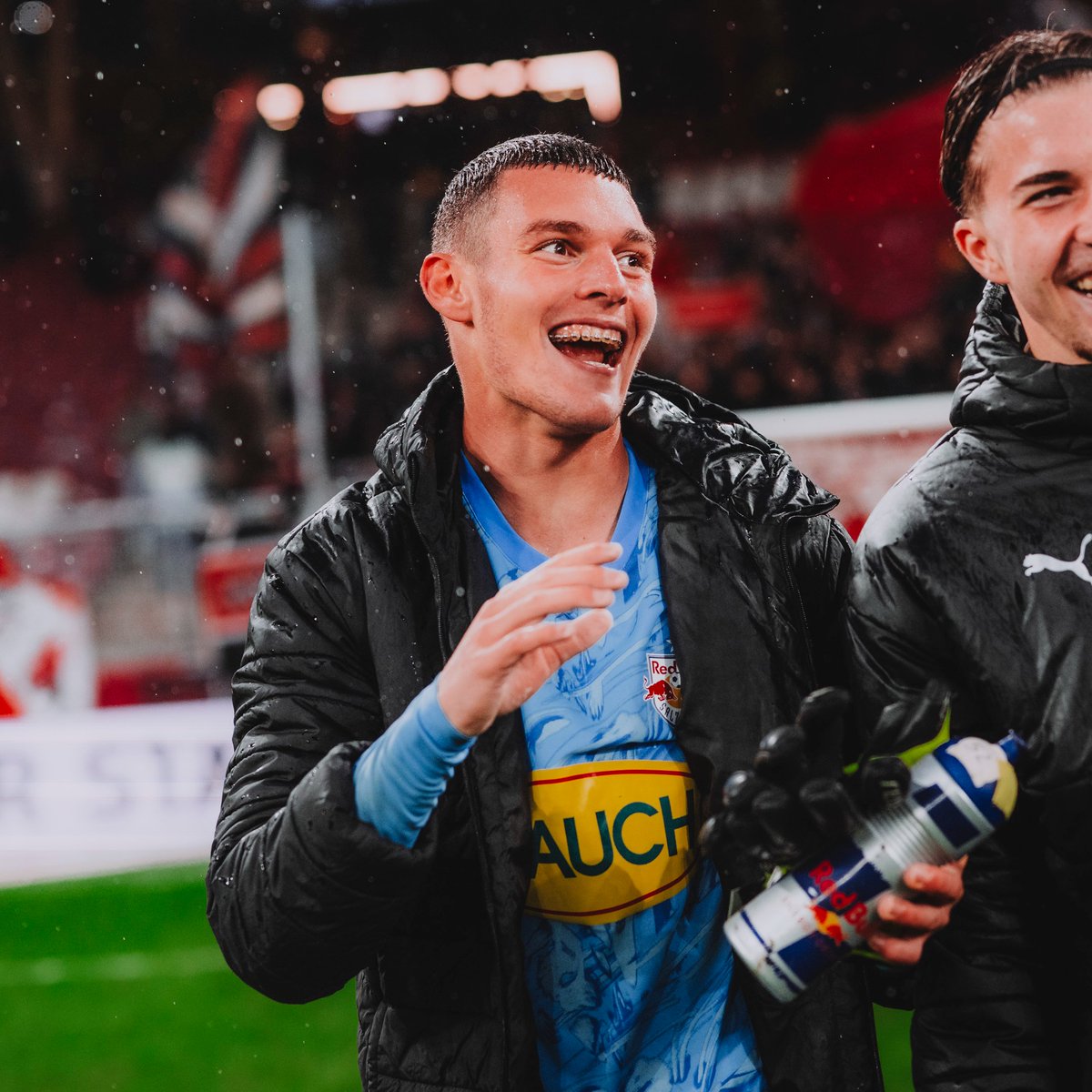 RedBullSalzburg's tweet photo. Blitzsauber. 🧤🇦🇹
#RBSSVR 🔴⚪️ https://t.co/vpRCJN5Nbu