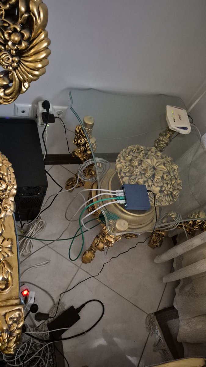 amirparsab90's tweet image. از بدی های سلف هاستینگ با زیرساخت فوق العاده انترپرایز اینه که هربار مامانم با تلفن ثابت زنگ میزنه همه سایتام داون میشه