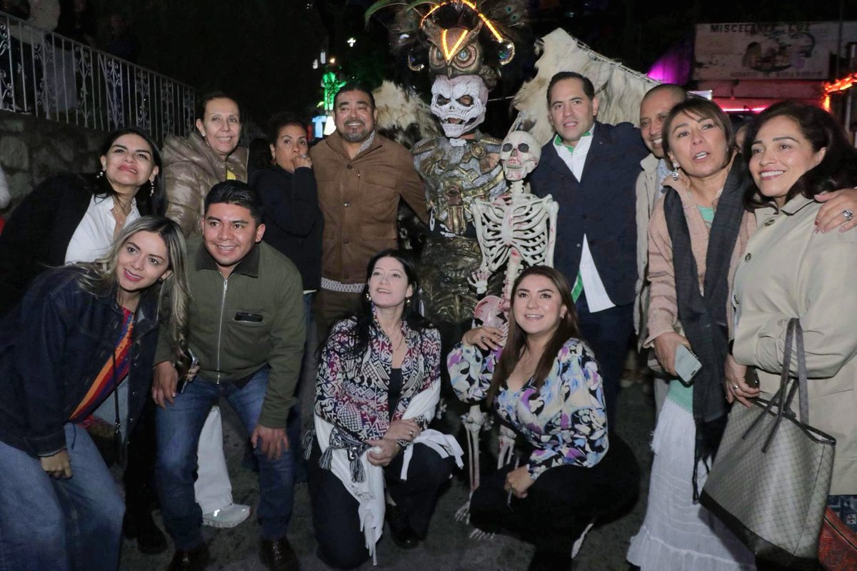 Ayer, junto a <a href="/_AvilesAlvarez/">Alejandro Avilés Álvarez</a> y varias Diputadas y Diputados Federales, asistí a la “Muerteada de San Agustín, Etla”. Una tradición que se comparte de generación en generación y refleja la identidad y riqueza cultural del pueblo oaxaqueño. #DíaDeMuertos #Oaxaca